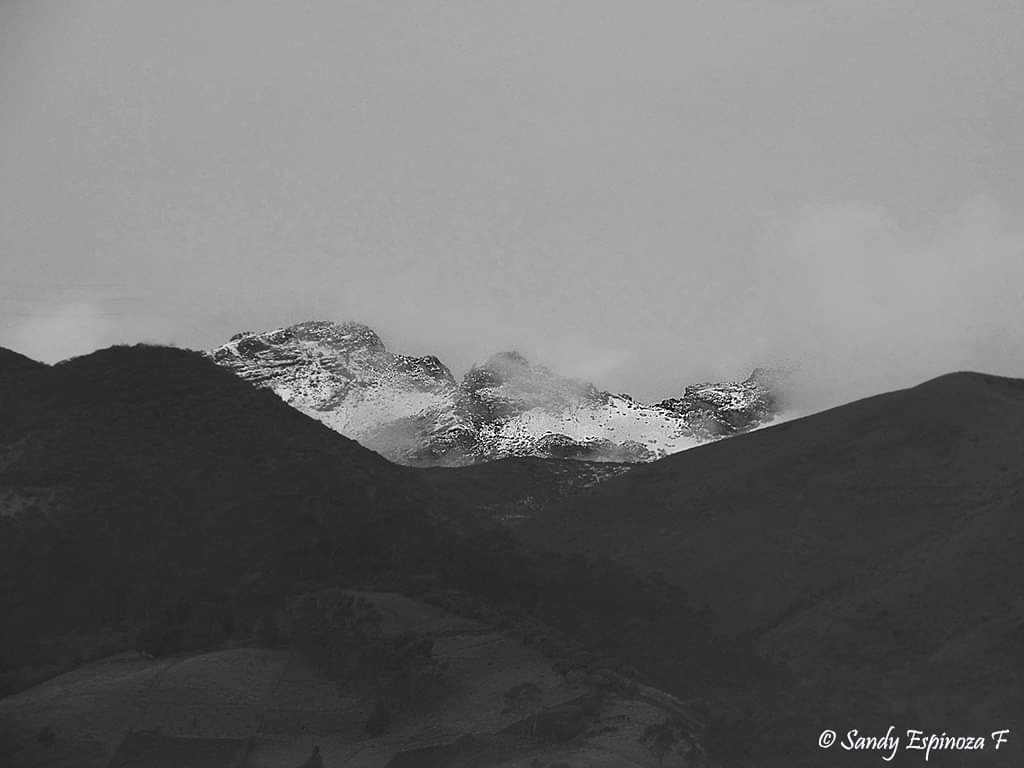 Sandy_ef's tweet photo. Una mañana helada en Quito, con la cordillera nevada, un poco tímido se deja ver el Rucu Pichincha, paisajes para disfrutar en este invierno.

#MagicosAndes #VisitEcuador https://t.co/Os3MsZVU5s