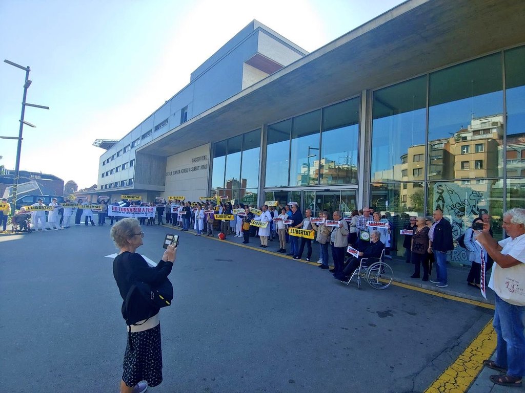 _Maria_Dantas_'s tweet photo. Concentració fa una estona a l'Hospital de Sant Pau.
#Llibertatpresospolitics #sentenciaprocesp #Tsunamidemocratic #Justicia #DDHH https://t.co/iZtpMLHGA0