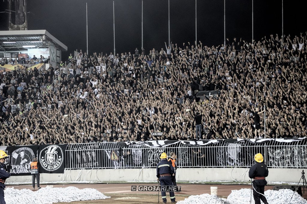 grobarinet's tweet photo. ⚫ ⚪ Partizan - Manchester 24.10.2019. 🇷🇸
------------------------------------------------------
• 👉📸photo @grobarinet Follow us 👈 •
------------------------------------------------------
#grobari #partizan #belgrade #passion  #stadium #football #chant #ManchesterUnited https://t.co/VMaUduGnXk