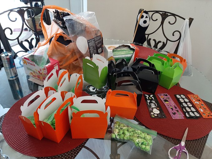 What mommies do in their "spare" time. Spooky green popcorn yummy! https://t.co/PnSu4kBhFI