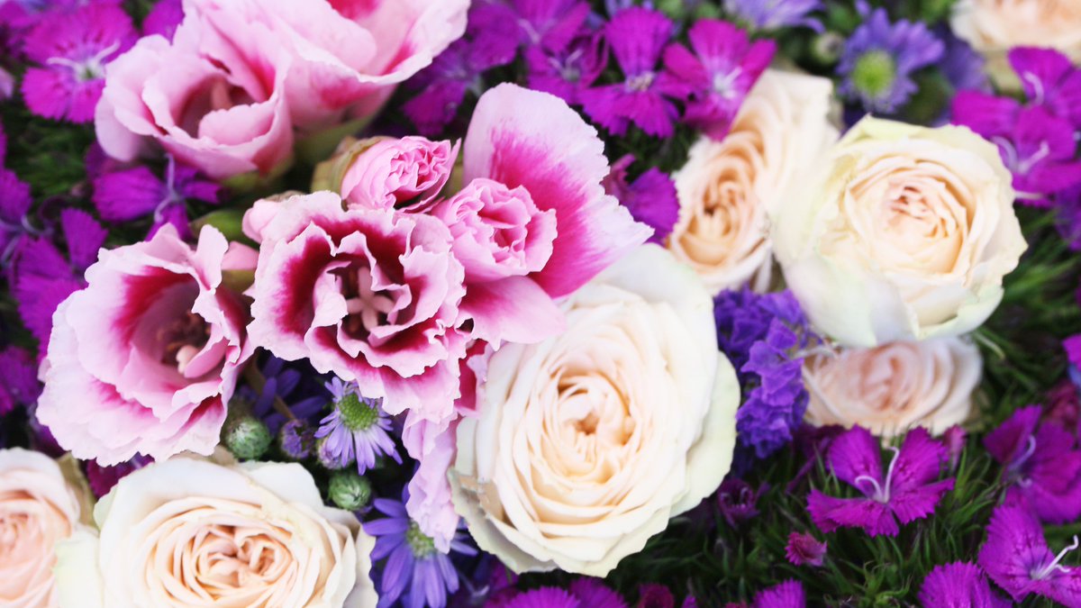 S I L H O U E T T E | Sleek and classic... our “Silhouette” bouquet is coming soon 😏 #flowers #bouquet