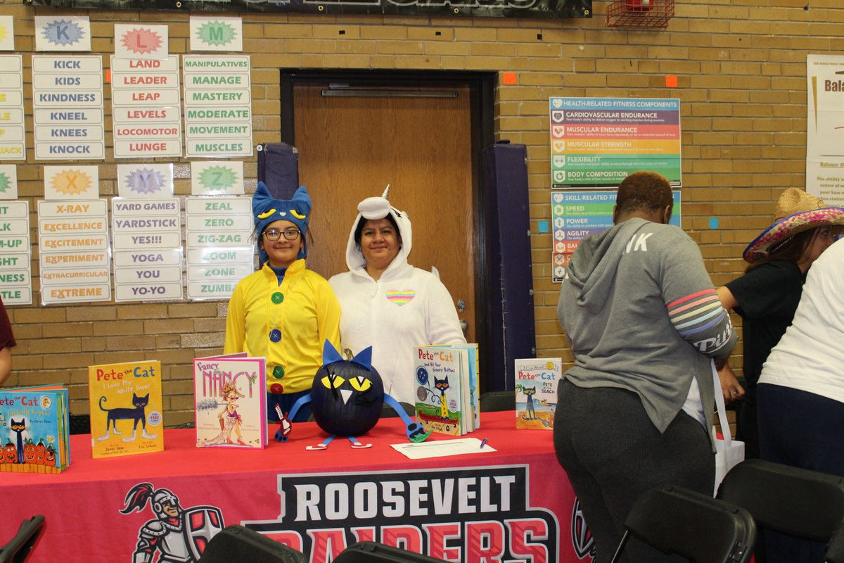 RooseveltSD89's tweet photo. Some of our Roosevelt Raiders enjoying D89's Family Night: Literacy Pumpkin Patch, hosted by @GarfieldSD89 last night. Check out our Pete the Cat Pumpkin! #D89Raiders #D89Reads #D89Community https://t.co/0tdderP8QF