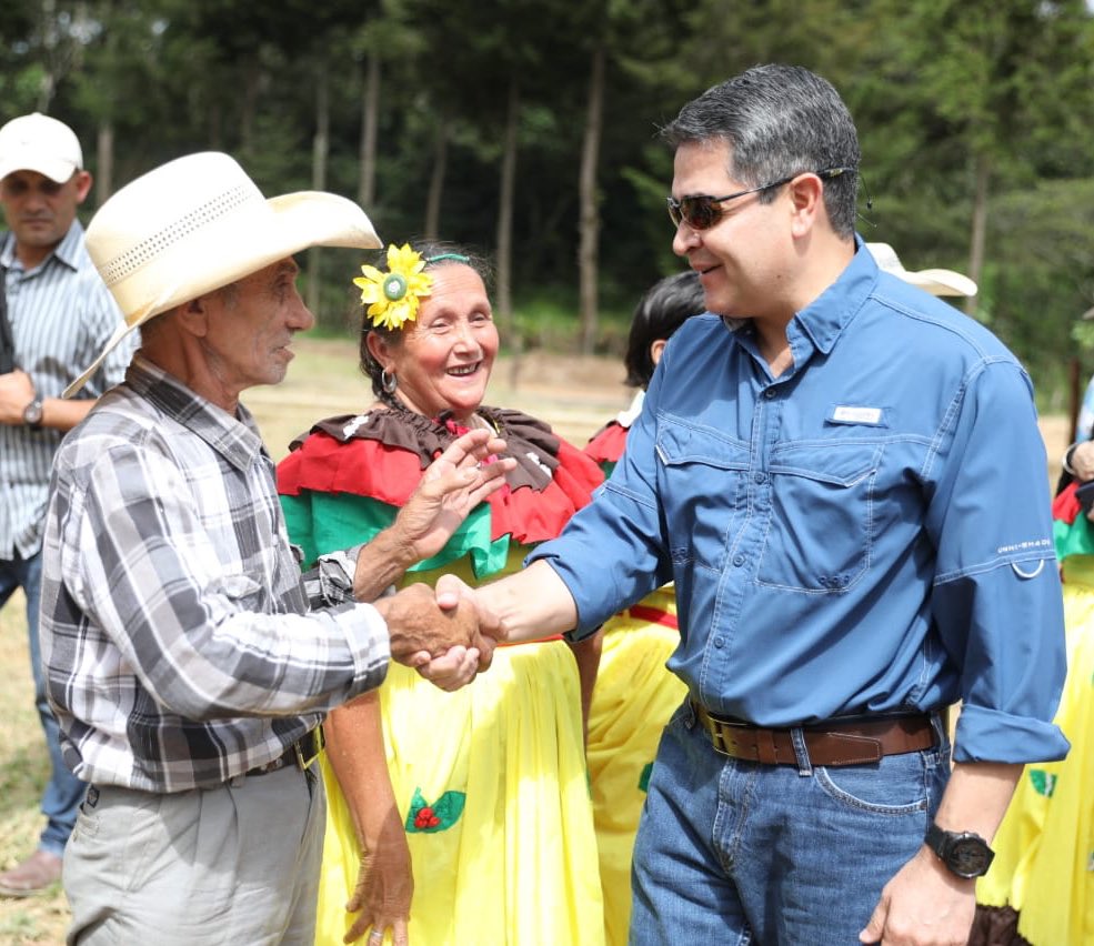 selvinbarralaga's tweet photo. Por primera vez un presidente en Mercedes, Ocotepeque, donde conversa con productores del campo a quienes se les está entregando una cosechadora de agua, para garantizar más cosechas de granos, hortalizas y tomate. #TransformandoElAgro https://t.co/LKNVamVR7g
