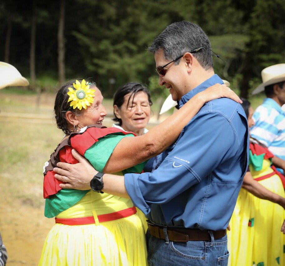 selvinbarralaga's tweet photo. Por primera vez un presidente en Mercedes, Ocotepeque, donde conversa con productores del campo a quienes se les está entregando una cosechadora de agua, para garantizar más cosechas de granos, hortalizas y tomate. #TransformandoElAgro https://t.co/LKNVamVR7g