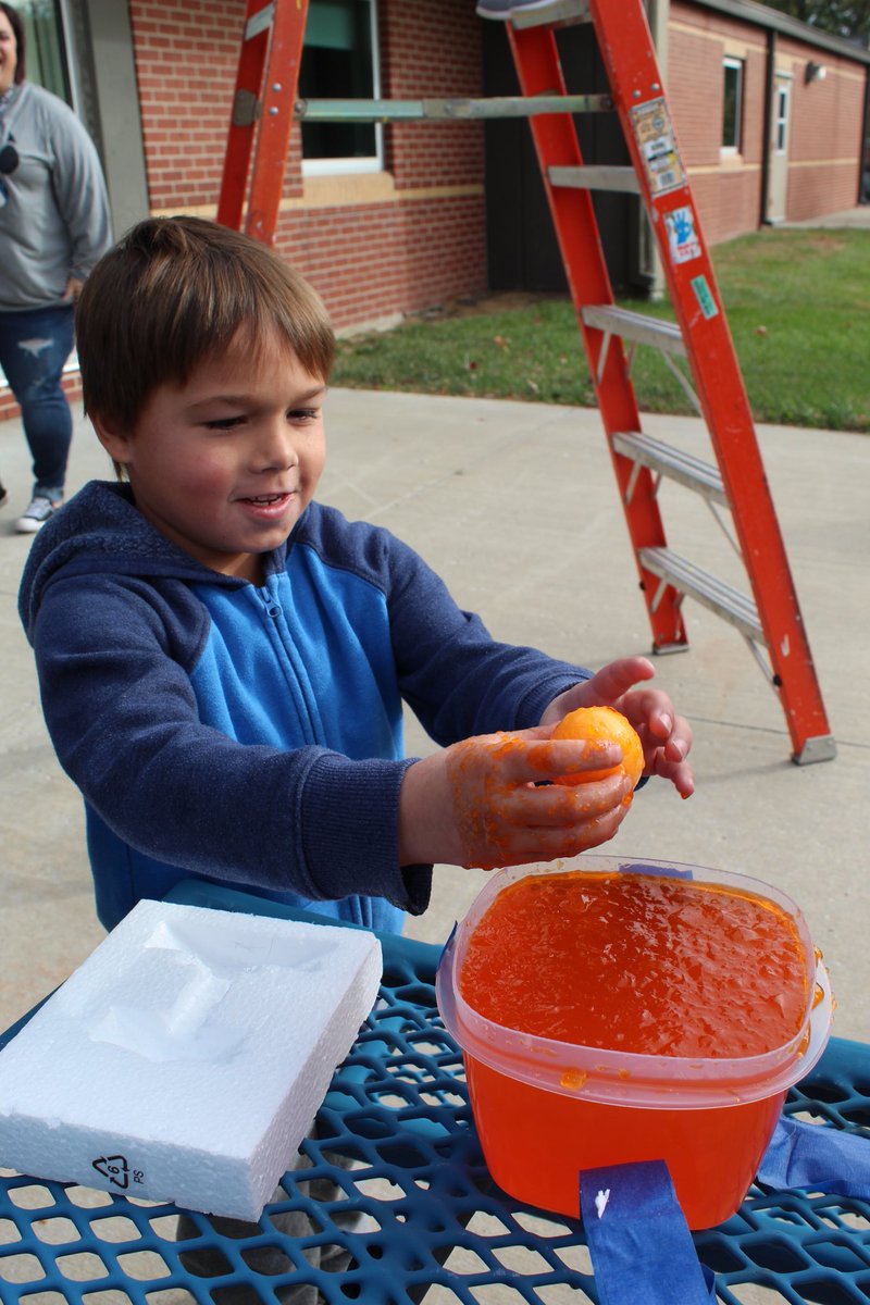 GardnerEdgerton's tweet photo. 2nd grade students at Gardner Elementary are doing the egg drop experiment today! It sure was “Egg-cellent”! #GETakeover #WeAreUSD231 https://t.co/XdtXfVuo6M