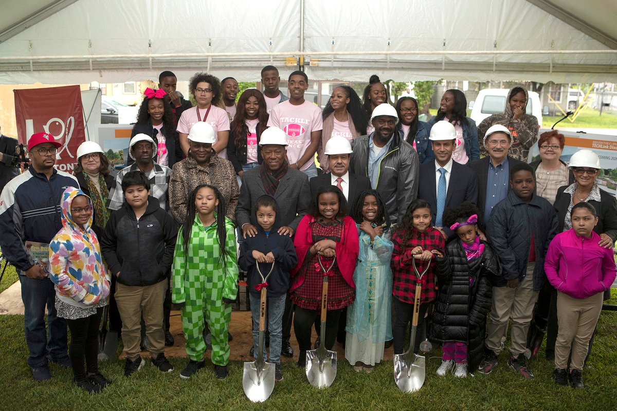 Aramco_Americas's tweet image. We are partnering with @houstonlibrary to break ground on the new Dixon Houston Public Library, scheduled to open Summer 2020. The library features #TECHLink, a state-of the-art concept to create music, art, &amp;amp; more. Thanks Trinity Gardens for welcoming us to the neighborhood.