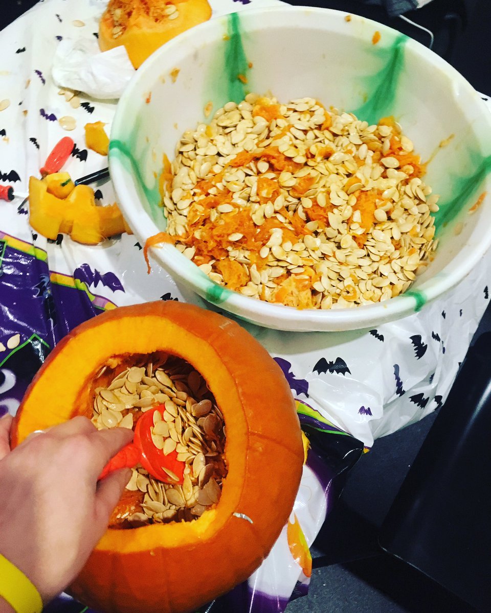 millieerthanme's tweet image. Friday night. 10 pumpkins in.  #supportworkerlife
