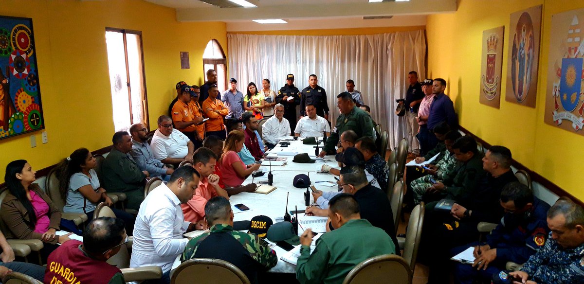 Omar_PrietoPSUV's tweet photo. 1. Reunidos jefes militares, policiales y de prevención con autoridad eclesiástica ultimando detalles de Dispositivo Especial de Seguridad de la Bajada de la Chinita. Todos avocados en dar tranquilidad a la feligresía. Por ello, Más de 4 mil efectivos serán...
#MnoalMulticentrica https://t.co/7B7JcyL2q8