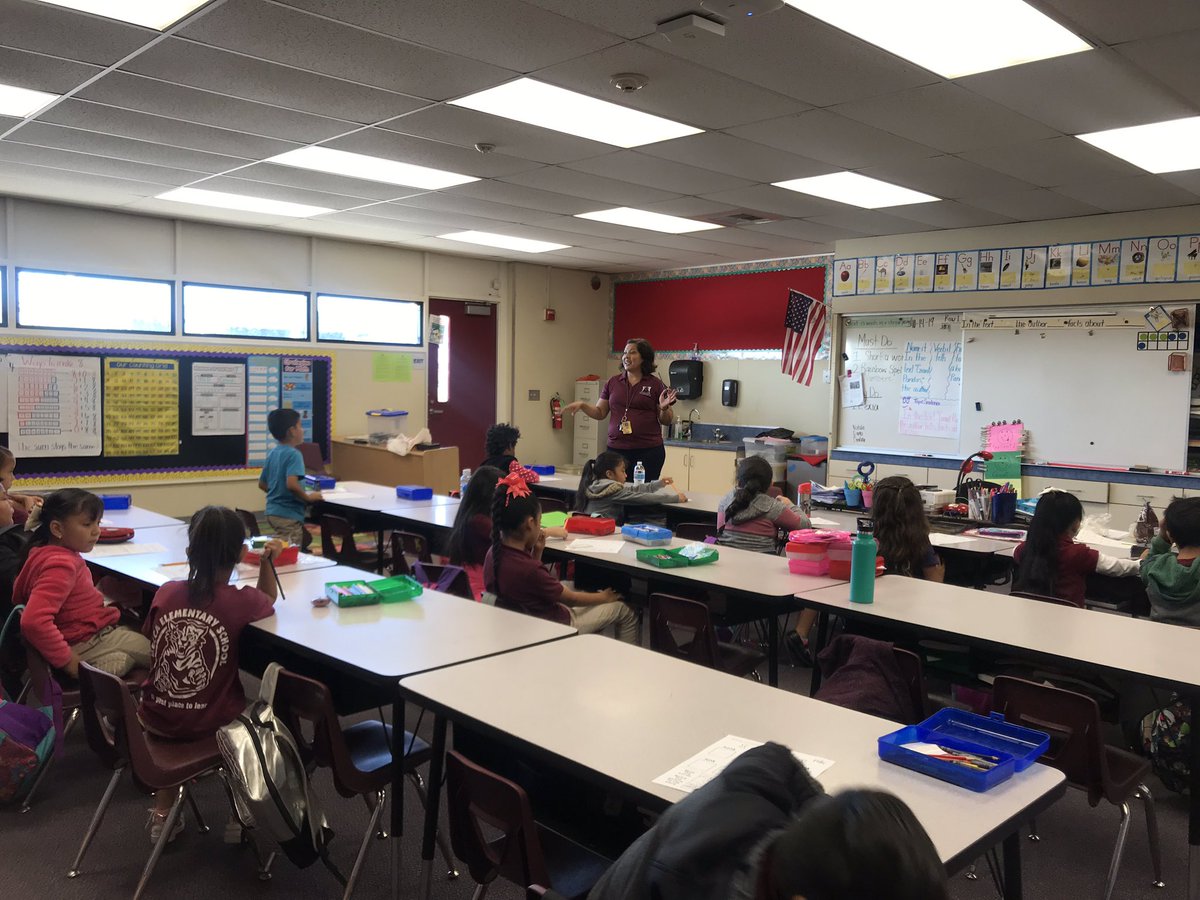Mrs. Rivera leading a 1st grade class in an early morning phonics lesson!! #CVUSDLearns <a href="/liz30adriana/">Lizeth Rivera</a>