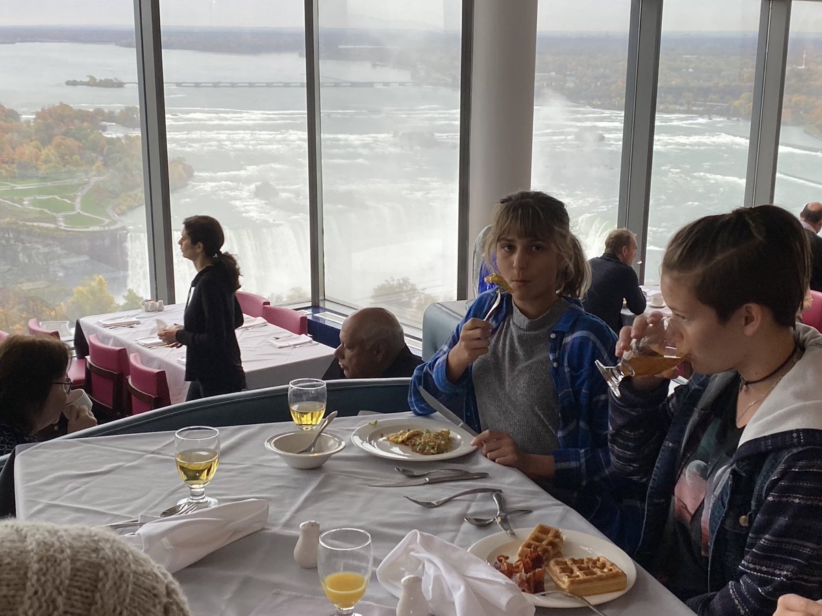 torontojags's tweet photo. Enjoying breakfast at the falls https://t.co/S2FK1NafIj