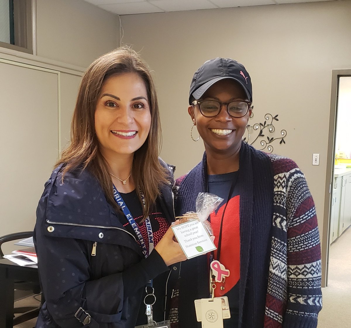 MemorialElm's tweet image. Thank you @HISDNutri for the delicious cookies! #GoodFood #PrincipalAppreciationMonth @TeamHISD @HISDWestArea @HISDFACE @James_McSwain @quel_joel @sam_maldonado01
