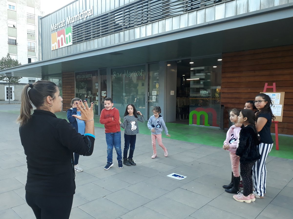 mercatmanlleu's tweet photo. Tarda de jocs tradicionals a la plaça amb la @nuriabc90, la coach esportiva del #MercatManlleu
Juguem i fem exercici!
#setmanaRSC #mercatresponsable #fembarri https://t.co/nkz9izNrAl