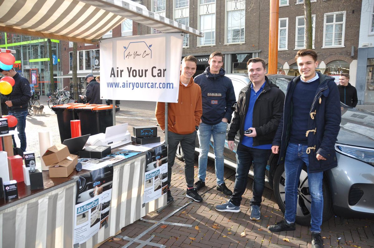 Jong_Ondernemen's tweet photo. De Marktdag Zeeland zit er weer op! Student Company Air Your Car van @HZeeland won de eerste prijs. Gefeliciteerd!🏆 Company Bottleroo won de publiciteitsprijs van The Work Zone. Toppers!🙌

Alle studenten bedankt en natuurlijk ook @RabobankWNB, @Gem_Middelburg, HZ en TWZ!🎉 https://t.co/5iIvNFeFIG