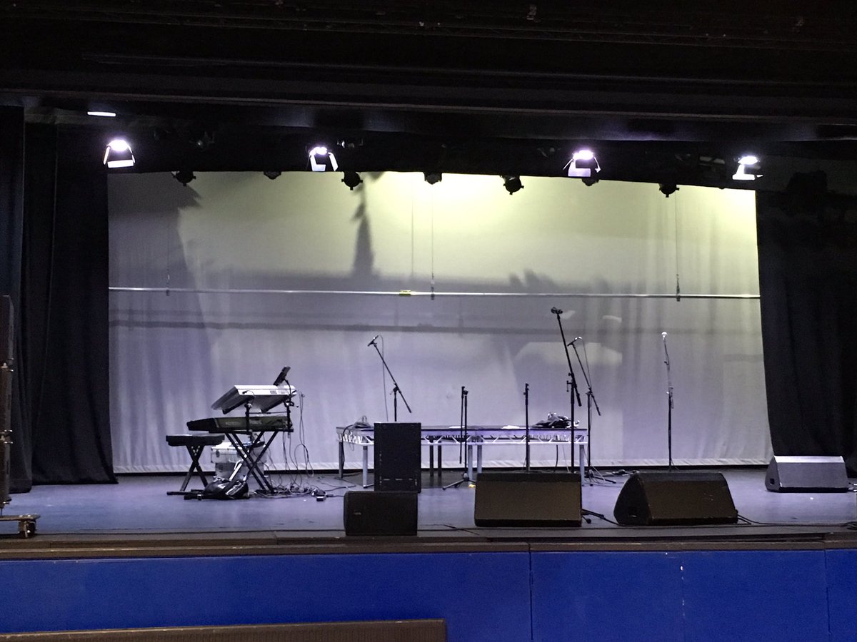 stuartpianist's tweet photo. First here again 😳 #sweetCarolinetour #neildiamond #blackpool #pianist #keyboards https://t.co/Z8RKVqJ55M