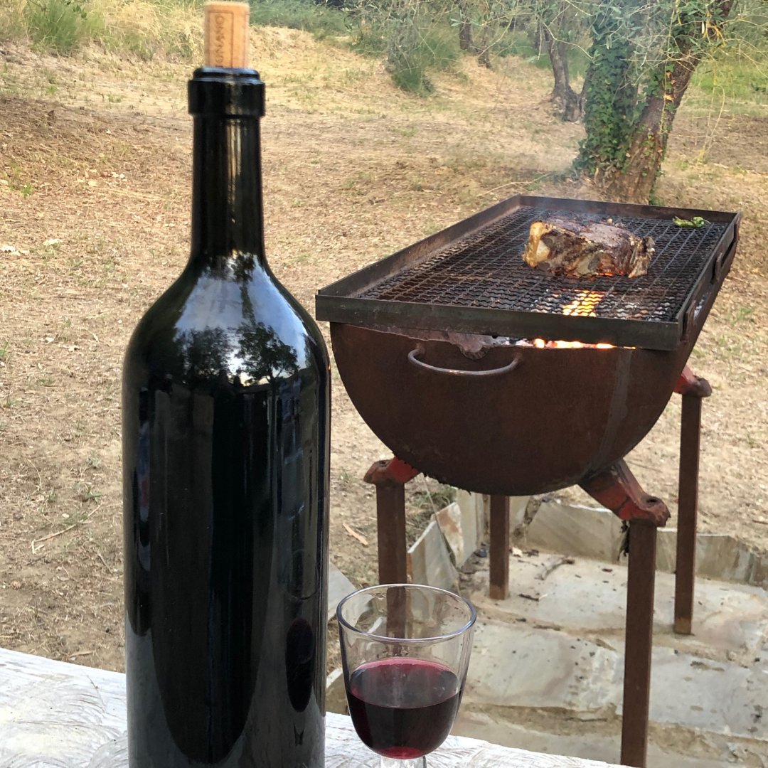 VignanoVineyard's tweet photo. Friday nights are for meat, wine and bbq. Sitting in that jeroboam bottle is some of our Chianti Riserva.... sshhhh 🤫🥩🍷

#chiantiriserva #riserva #chianti #wine #redwine #organic #vignano #meat #bbq #mancooking https://t.co/0ICW7xcGn3
