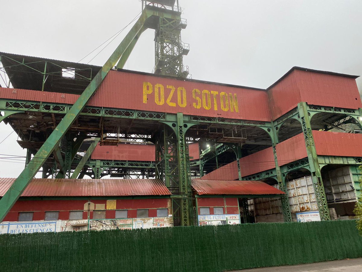 minasenergiaupm's tweet photo. Hoy nuestros #estudiantes y #profesores entran en la #mina #Soton #Hunosa #Asturias @visitapozosoton ⚒
Viaje de prácticas #Geologia 19
Asignaturas Yacimientos y Geologia de los Recursos Energéticos @minasenergiaupm @La_UPM
#Girece #GIG #somosUPM #familiaMinera https://t.co/H6mk4BQ6tT