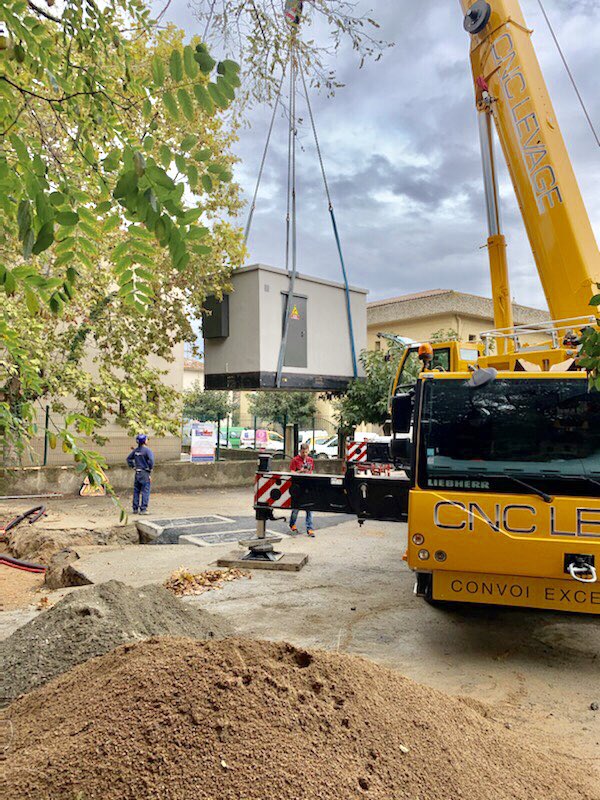 isab_simon's tweet image. @numerique_corse @IsulaCorsica, a fibra per tutti. 

Les équipes de la DSP #CorsicaFibra @AlticeFrance @SFR FTTH et celles de leurs partenaires #CRT #Cegelec #CNCLevage installent ici un 5ème NRO à @mairiesartene. 

Il desservira 2400 logements sur #Sartene et #Foce.