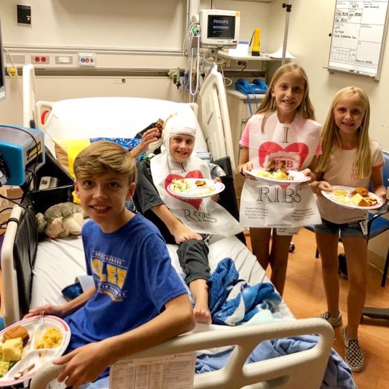 BraveOnesFDN's tweet photo. Our Bi-Monthly #MeaningfulMeals Campaign continues to Grow &amp; Bring Families Together for Dinner on the 5th Floor at @chocchildrens! BIG Thx to John Ursini &amp; His Team @RibCo_Newport for sponsoring this week’s #FingerLickingGood meal💙

#BraveOnesTribe 
#OrangeCounty #CHOCchildrens https://t.co/LE9gCo10xc