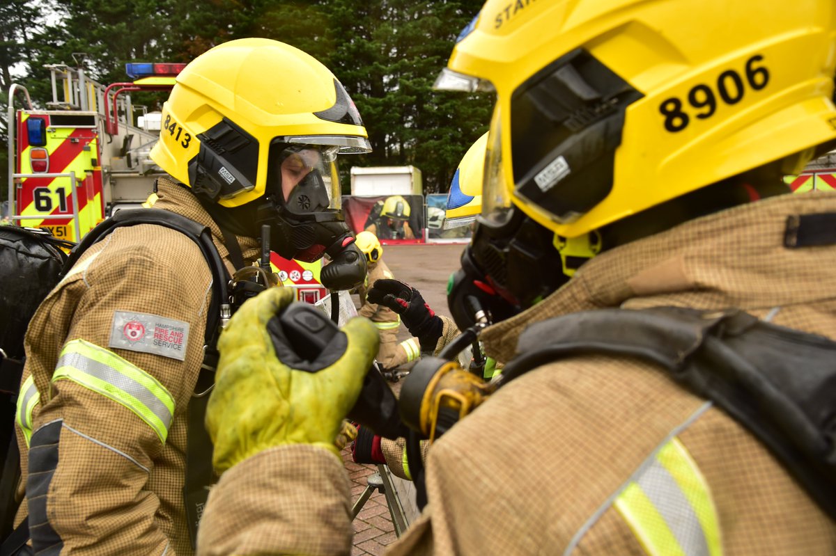 HantsIOW_fire's tweet photo. Engineer @jason_stares looks forward to his future as a #TeamHants firefighter ๐
He is based at @Cosham23 and is already keeping the people of #Portsmouth safe ๐จโ๐
#999Family #HFRSGraduation @HFRS_Academy https://t.co/5kZXt3hUWc ๐ https://t.co/haLvhpKJkn