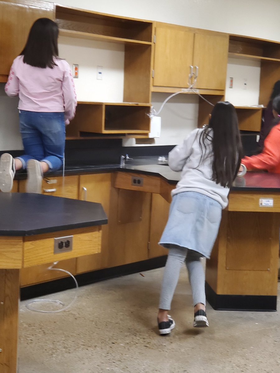 432_352's tweet photo. Making roller coasters to understand potential and kinetic energy #Ecisdscience #ecisdsciencerocks https://t.co/EjZUrYiQpv
