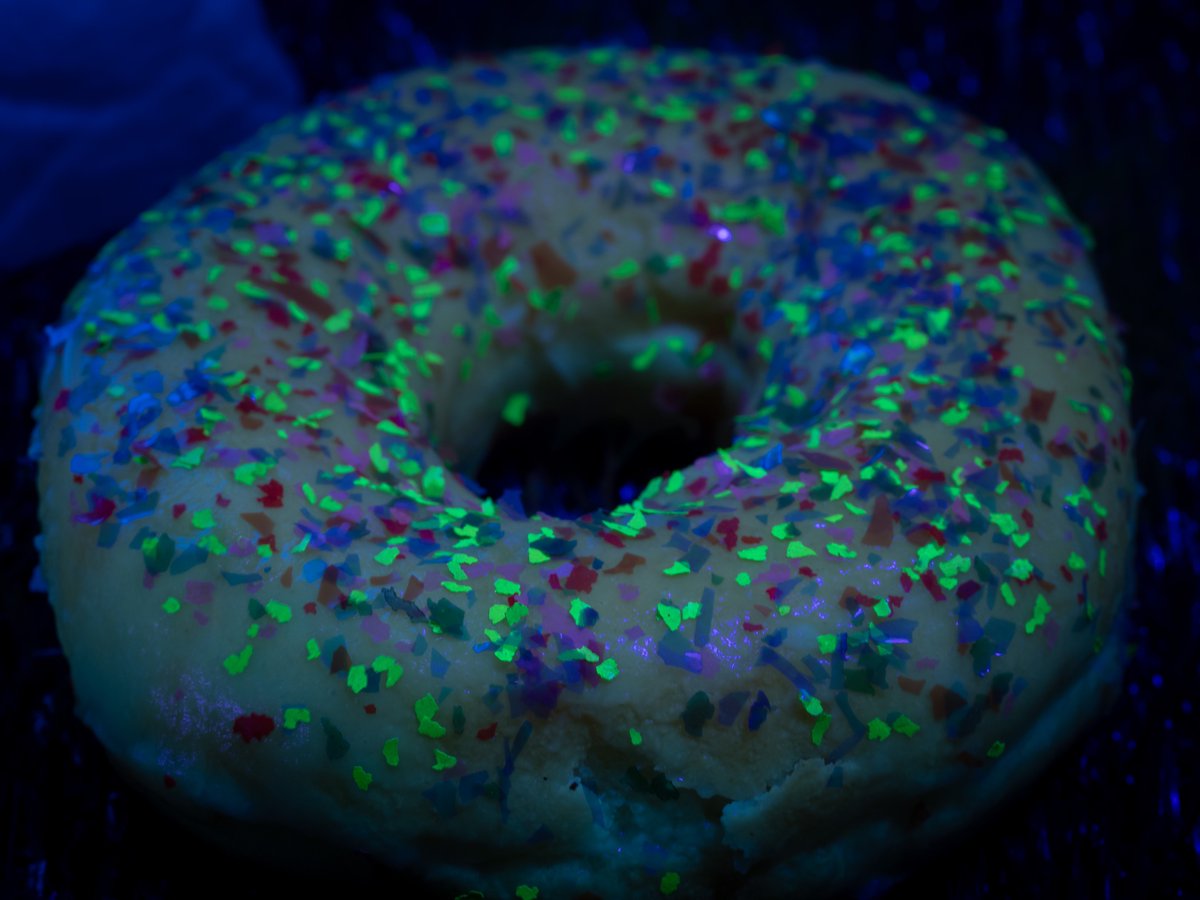 edibleglitter's tweet photo. oooooooweeeeeeeeeooooooo caution! only eat in the dark!
#blacklightreactive #doughnut #halloween #watsonedibleglitter https://t.co/jxnCmM1qbP