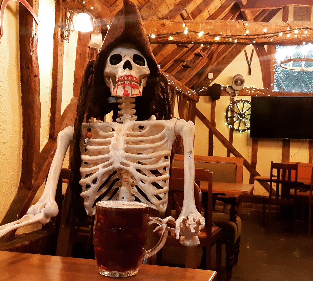 caseisaltered's tweet photo. Is it Halloween yet?  #Halloween #halloween2019 #HalloweenCountdown #HalloweenVibes #cantwait #Skeleton #pirate #eastcote #pinner #halloweendecor #halloweendecorations #scary #halloweenparty https://t.co/OxKgVzrR8N