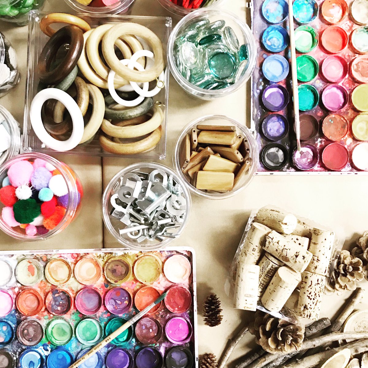 Tables are set with all the things in preparation for the #bcamtreggio mini conference!  There are 200 people registered, it’s going to be a busy day! <a href="/PineKinderWood/">Pinewood Kinders</a> <a href="/AlanaTesan/">Alana Tesan</a> #think35 #todayinkindergarten