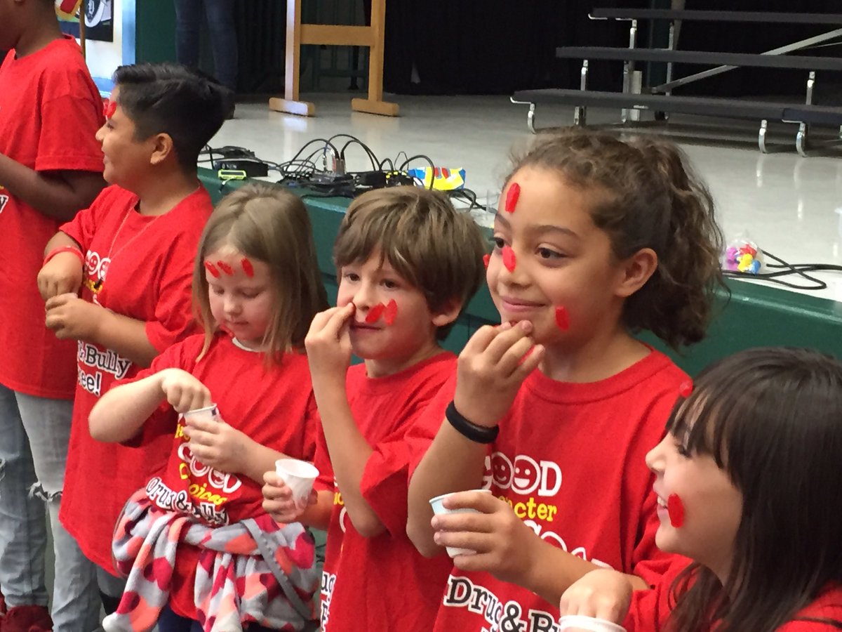 MayMcCardle's tweet photo. Red Ribbon Assembly - every student given a red shirt #goodcharactergoodchoices #funworks #krazykaren @fresnounified https://t.co/jLos6cpcAO