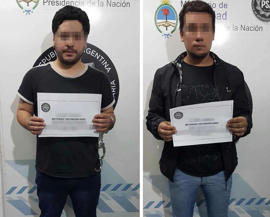 ¡COCAÍNA A #USHUAIA! A través de @SeguridadPSA detuvimos a dos narcos en Aeroparque listos para traficar cocaína. Llevaban más de 1000 dosis pegadas al cuerpo. Droga que se incauta, droga que se quema. Así es como se construye una #ArgentinaSinNarcotráfico