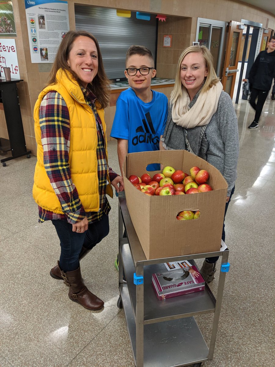 HiltonCSD's tweet photo. Merton Williams students & staff enjoyed crunching into some delicious NYS apples during today's #BigAppleCrunch! #FarmOnBite #HowBigIsYourBite @FarmOnFarmOn https://t.co/nRVxmrNblc