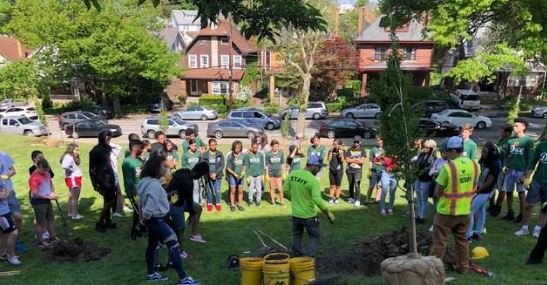 Thanks to Coach Valinsky and our boys basketball team for  not only fundraising for the commemorative plaque, bench and 11 trees for the victims of the Tree of Life tragedy, but for also joining other Dragons to plant these trees last spring. @TreePgh @PPSnews @treeoflifepgh