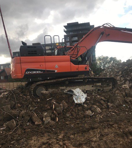 GLDemolition's tweet photo. First of our 2no. new 300 Doosan Stage 4 compliant crawler excavators for bulk excavation &amp; piling mat works at the West Hendon Estate, full demo spec to NRMM requirements! Sign writer in next week

#greaterlondondemolition #doosan https://t.co/7LjvLEB01N