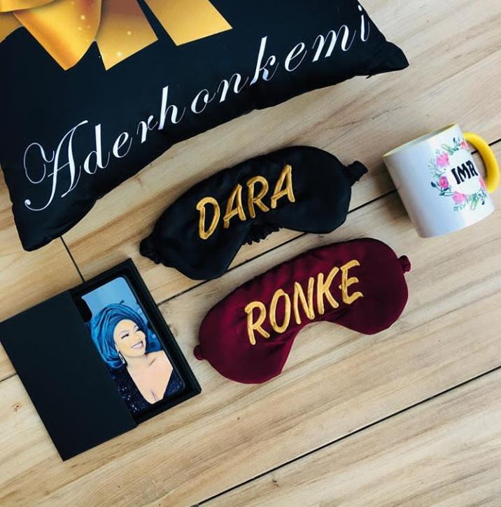 Chukulee_'s tweet photo. Have you ever wondered what the perfect adult souvenir should be?
I mean what can be more perfect than a gift of good sleep?
This Christmas season, add a silk sleep mask from #sleepininstyle to that gift box. They would love it.
Custom pieces 4000-5000ngn
Plain pieces 3000 https://t.co/P9g9A3jHVb