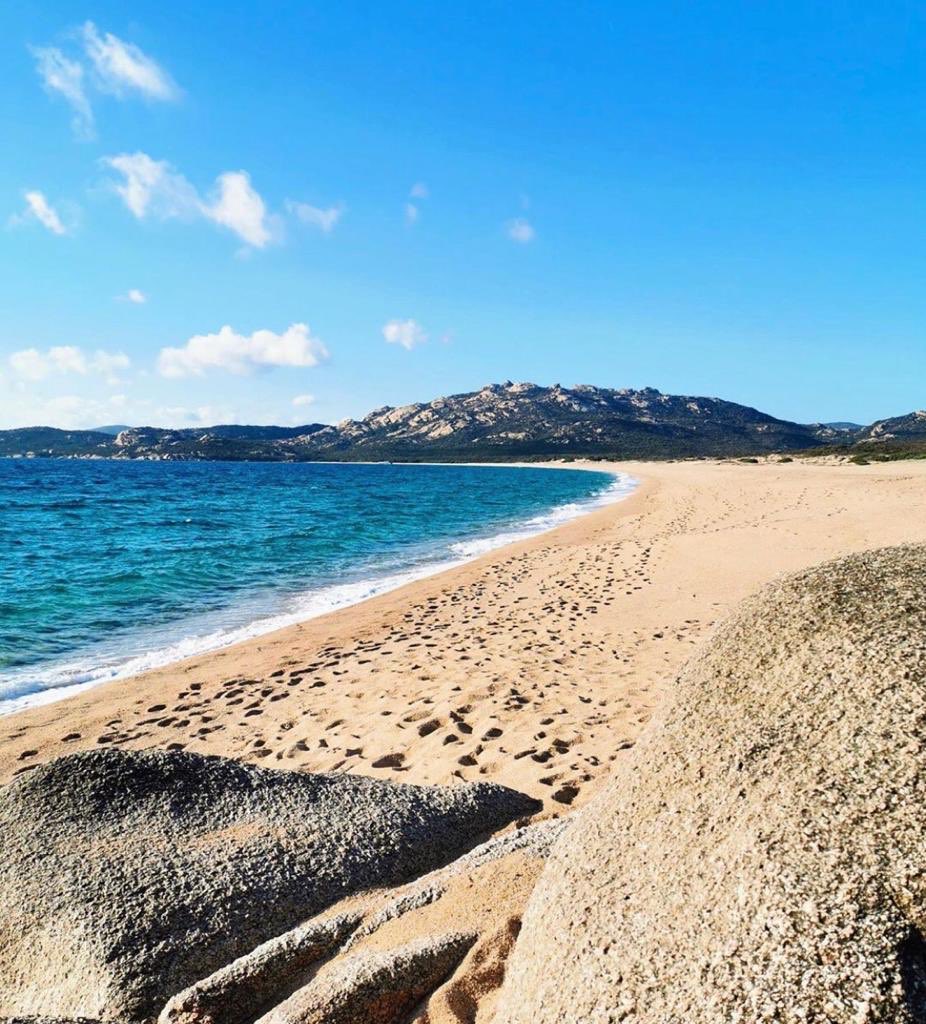 Une plage peut en cacher une autre 🤩😉
Parce que le #vendredicestpermis de rêver de plage et de soleil, voici la sublime plage accessible uniquement à pied, depuis la plage de Roccapina ! Un magnifique trésor caché de la #Corse !
Bon week-end à tous 😘
#vacances #nature #paysage