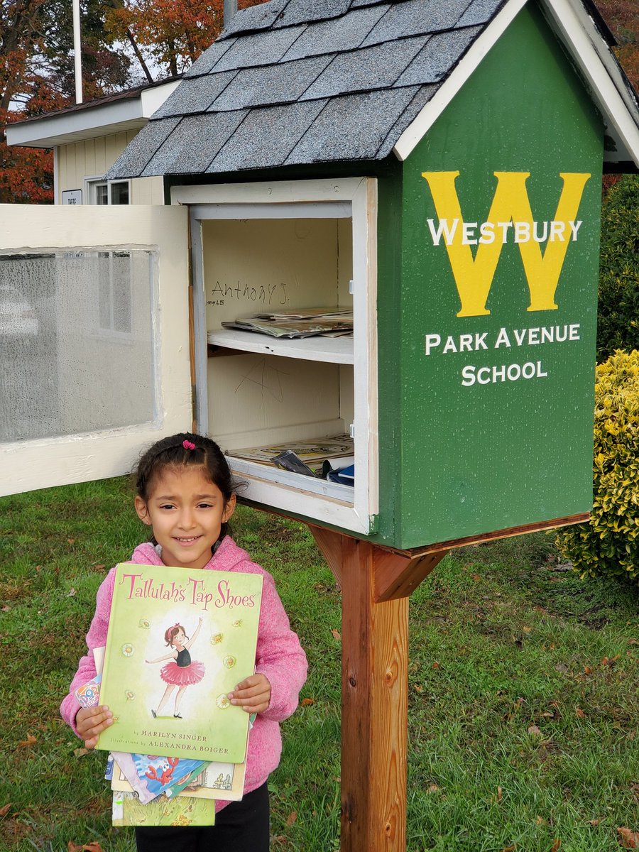 theparkavenues2's tweet photo. Proud to see our students filling our school's #LittleFreeLibrary with books on their own. @LtlFreeLibrary @WestburySchools @MsGoroff @MsGabrielsen
#SpreadingLiteracy
#Community
#FutureLeadersOfAmerica
#StudentLeadProjects
#ChangingTheNarrative
#GoodDeedsAreCatching https://t.co/yi6IcgSU4C