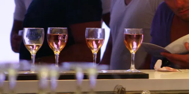 leJDD's tweet photo. Rosé pamplemousse, blanc pêche : voici pourquoi ces vins pourraient bientôt coûter plus cher https://t.co/xH6Www3Yft https://t.co/EWulOV2U9z