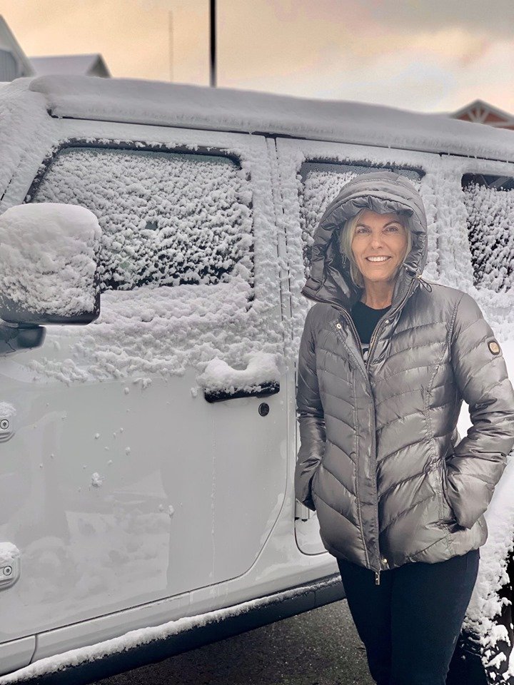 CaptSandyYawn's tweet photo. Happy #FriYay! I feel the need for some snowboarding! Thankful I have my Jeep Rubicon to climb the Rockies! #Colorado #Jeep #OIIIIIIIIO @Jeep #BelowDeckMed https://t.co/GK9h8dcQLe