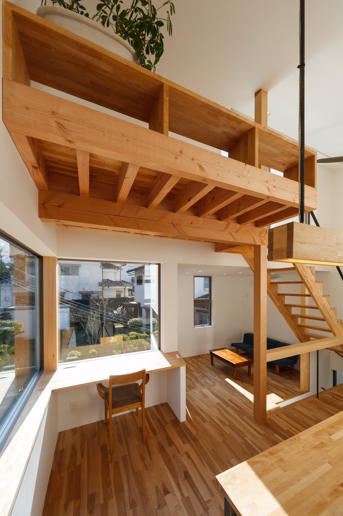 一級建築士事務所haus ダイニングの一角にpcカウンターがあり その上部にはロフトもあります Haus Gap 奈良県奈良市 建築 建築家 家 カウンター ロフト 設計事務所 階段 スキップフロア リビング ダイニング 吹抜け インテリア