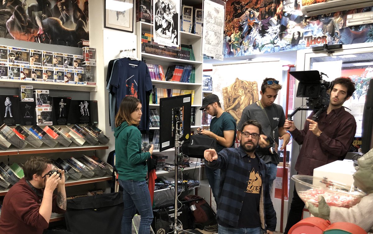 tajmahalcomics's tweet photo. Esta mañana nos ha visitado nuestro buen amigo @ciroaltabas y el equipo de #cosmosfan y #retroproducciones para grabar unas tomas de su próximo proyecto! Te deseamos grandes éxitos! #todoesunspoiler #spoiler #tajmahalcomics #silencioserueda https://t.co/HgNs7fsfLK