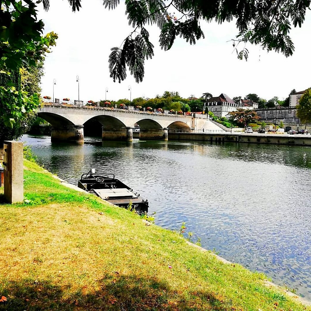 Mirabelledelor2's tweet photo. #cognac ! Très belle #ville, très beaux #jardins, très belle #architecture... #travelphotography #traveltourisme #charentemaritimetourisme  #charente #voyagesolo #voyage #degustation #cognacmaville #cognactourisme" #ipreview via @preview.app https://t.co/026VYXHZD0