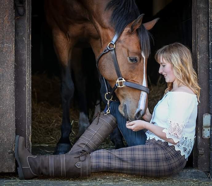 When you have that Friday feeling...

The feeling that you just want to collapse and curl up after a LONG week 😂

#dakotaboots #comfortableandcosy #waterproofboots #sitforabit #bestfriend #barebackdakota #autumtime #fridayfeeling #endoftheweekfinally!