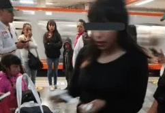 RedNotici1's tweet photo. #Noticia #CDMX #Golpeananiña #Metro /Detienen a mujer que golpeó brutalmente a su hija de dos años en estación del metro en la CDMX. https://t.co/hvh7lirR0X https://t.co/y6SsN7FA8W