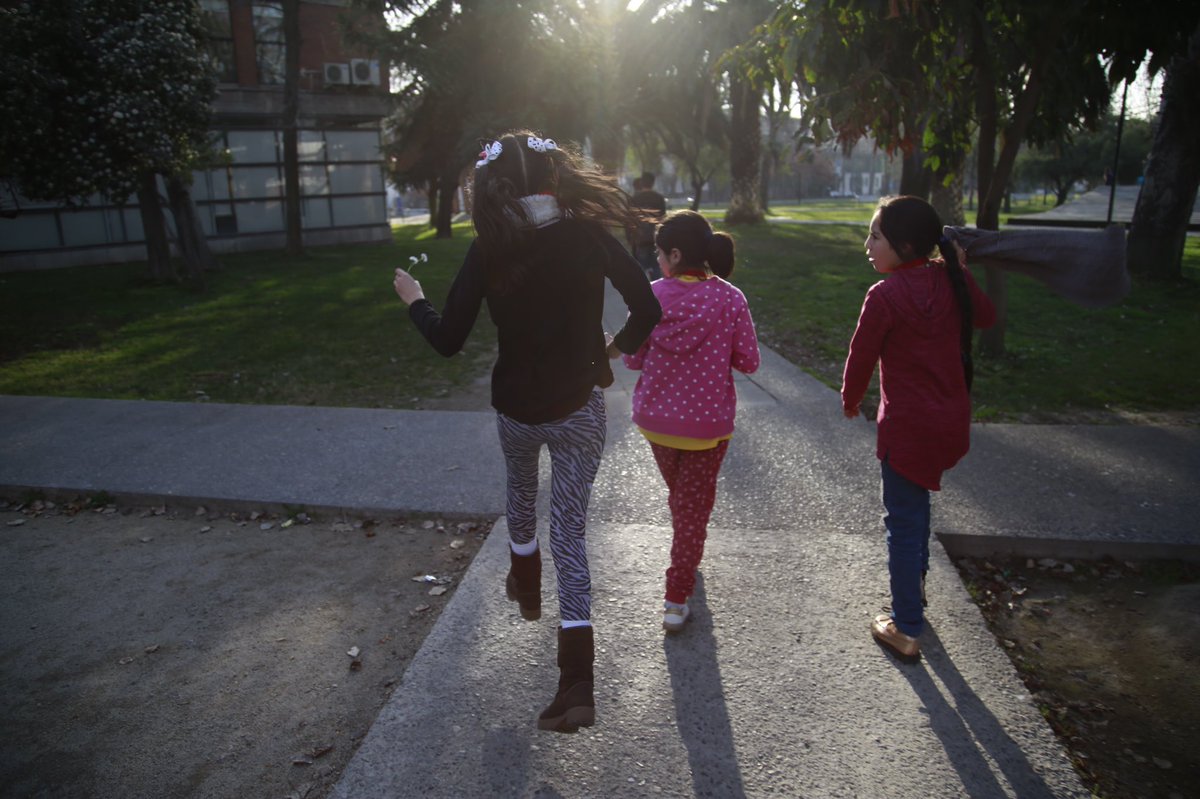 ¡Necesitamos cuidar a nuestros niñ<a href="/s/">『S』</a>! Debemos protegerlos de las consecuencias psicológicas negativas de esta crisis. Por eso, ayúdanos a compartir la "Guía de apoyo a la primera infancia" elaborada por académicas de la Escuela de Psicología UC. Revísala bit.ly/2JooAs1