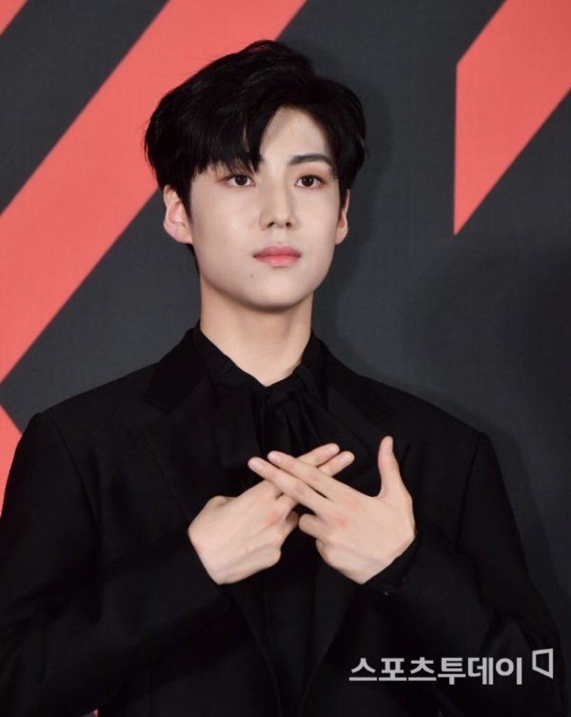 ESsung1's tweet photo. สุขสันต์วันเกิดนะคะคนเก่ง ขอให้มีความสุขในทุกวันนะ รักเสมอ❤️#HAPPY_EUNSANG_DAY https://t.co/dVNxC6tiQ0