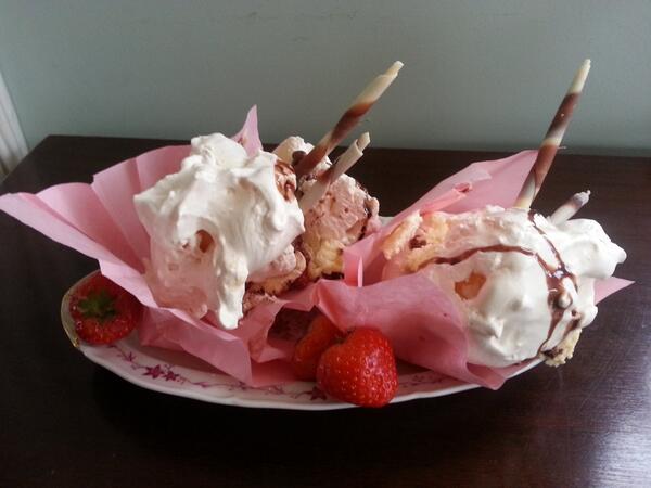 SwallowsRestBB's tweet photo. Afternoon Tea at Swallows Rest Farmhouse, Summerhouse or Gazebo £20.  With 30 min Hot Tub experience or Prosecco included £25 Come along enjoy our gardens and meet our ducks, chickens, bantams, pigs, alpacas, sheep, ponies &amp; horses! Call Jane to book on 01305 785244 #fourinabed https://t.co/u63SdtF6D8