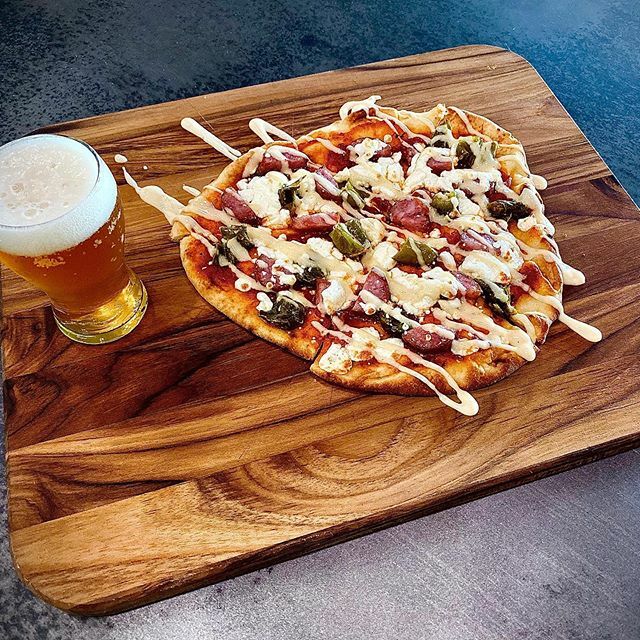 HiatusBrewing's tweet image. We added another flatbread to the menu today. This flatbread features smoked sausage, shishito peppers, spicy marinara, cotija cheese, and lemon garlic aioli. It’s nummers 😋 🍻

#OnHiatus #PushPause #BackIn30 #WishYouWereBeer #beer #craftbeer #brewery… ift.tt/32O2Nld