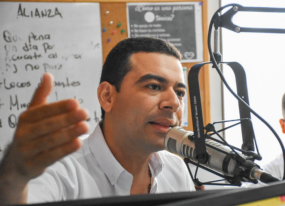 CARLOSDGE's tweet photo. En esta maratónica gira de medios pasamos a saludar a los cordobeses que sintonizan @TropiMonteria para invitarlos a que este domingo no se queden en la casa, que salgan con todas sus fuerzas a cambiar el futuro de Córdoba eligiendo a #CarlosGómezGobernador https://t.co/pKUbMZcyIH
