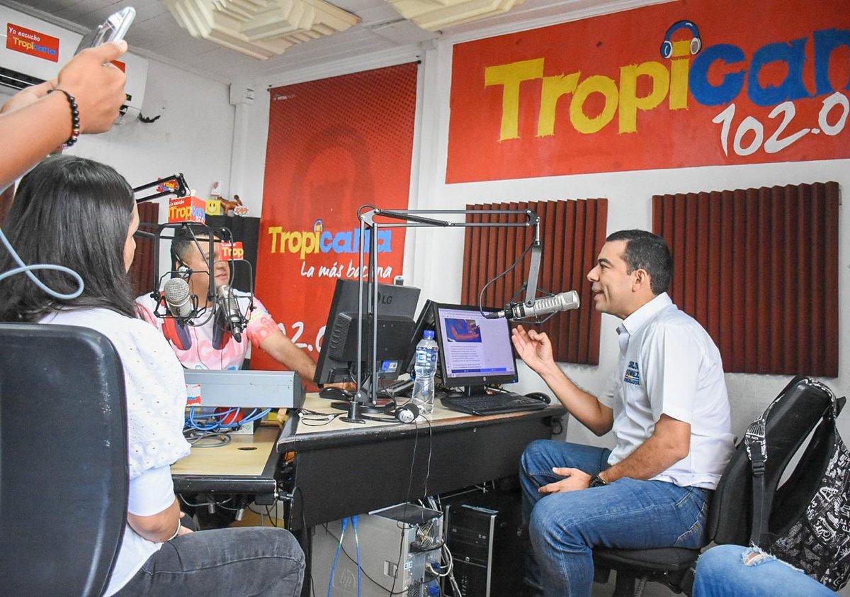 CARLOSDGE's tweet photo. En esta maratónica gira de medios pasamos a saludar a los cordobeses que sintonizan @TropiMonteria para invitarlos a que este domingo no se queden en la casa, que salgan con todas sus fuerzas a cambiar el futuro de Córdoba eligiendo a #CarlosGómezGobernador https://t.co/pKUbMZcyIH