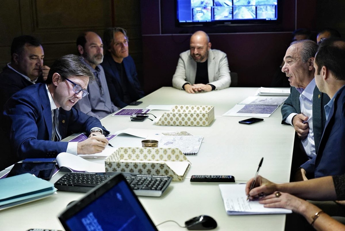 DarioNardella's tweet image. Con Rocco #Commisso a Palazzo Vecchio, un incontro concreto e piacevole. Un altro passo verso la meta: realizzare alla #Mercafir il nuovo stadio di Firenze, all’altezza della sua storia, dei suoi tifosi, della sua bellezza! #fastfastfast
