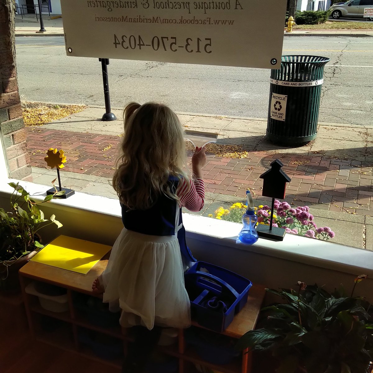 MeridianCincy's tweet image. We window-wash in every weather.
 #Montessori #practicallife #windowwasherlife